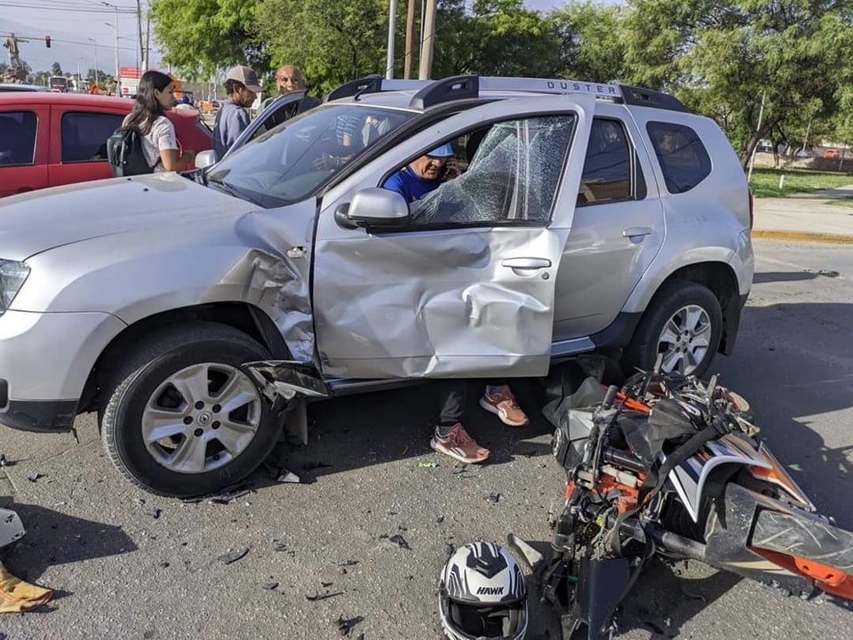 MOTOCICLISTA SE ESTRELLÓ CONTRA UN AUTO Y SUFRIÓ SERIAS HERIDAS