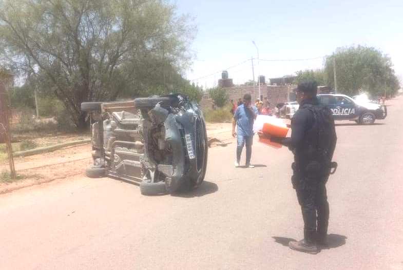 EBRIO SE TRAGÓ UN POSTE, VOLCÓ Y SALVÓ SU VIDA DE MILAGRO