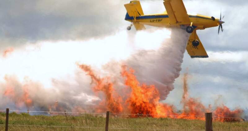 LLEGARON UN AVIÓN Y UN HELICÓPTERO HIDRANTES PARA COMBATIR EL FUEGO EN CHILECITO