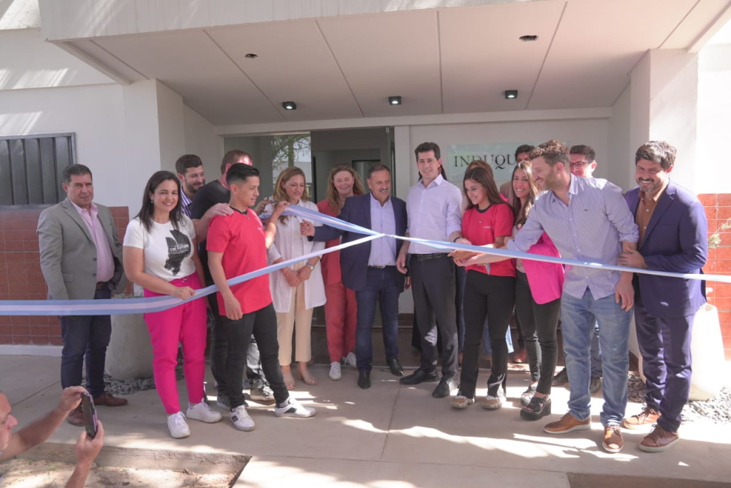 QUINTELA Y WADO DE PEDRO INAUGURARON UNA FABRICA TEXTIL