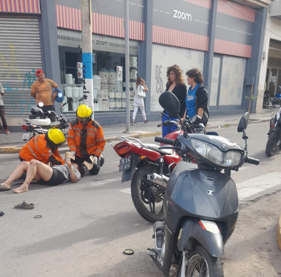 FUERTE CHOQUE ENTRE DOS MOTOCICLETAS DEJÓ A UNA JÓVEN CON HERIDAS