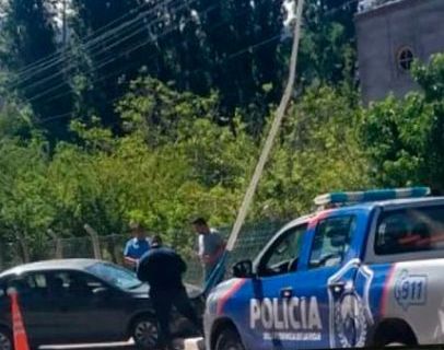 SE DESCOMPENSÓ AL VOLANTE Y SE ESTRELLÓ CONTRA UN POSTE DE LUZ