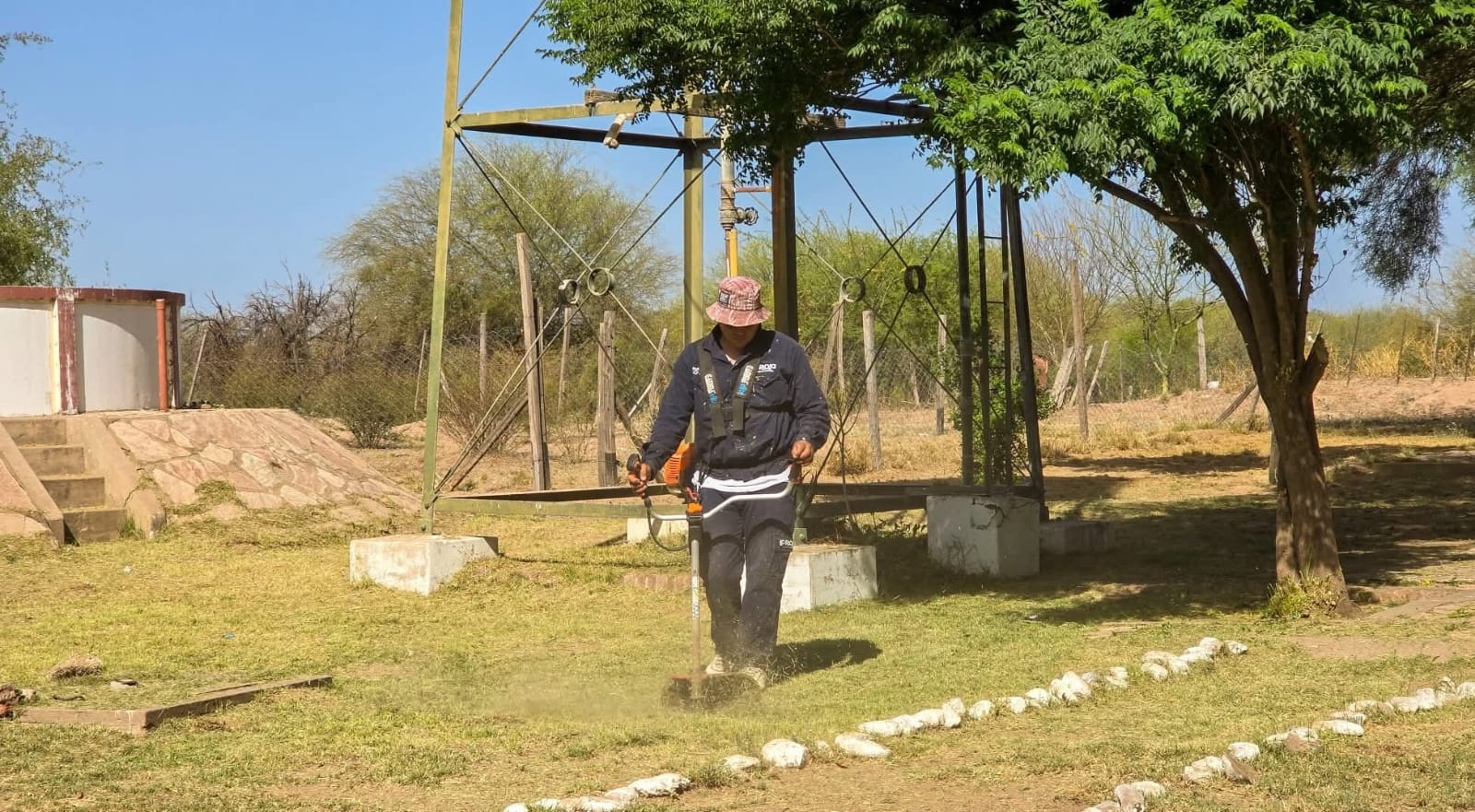  AVANZA EL PLAN DE UNA RIOJA LIMPIA Y LINDA: SE REALIZÓ UN OPERATIVO DE LIMPIEZA EN ESCUELA DE 