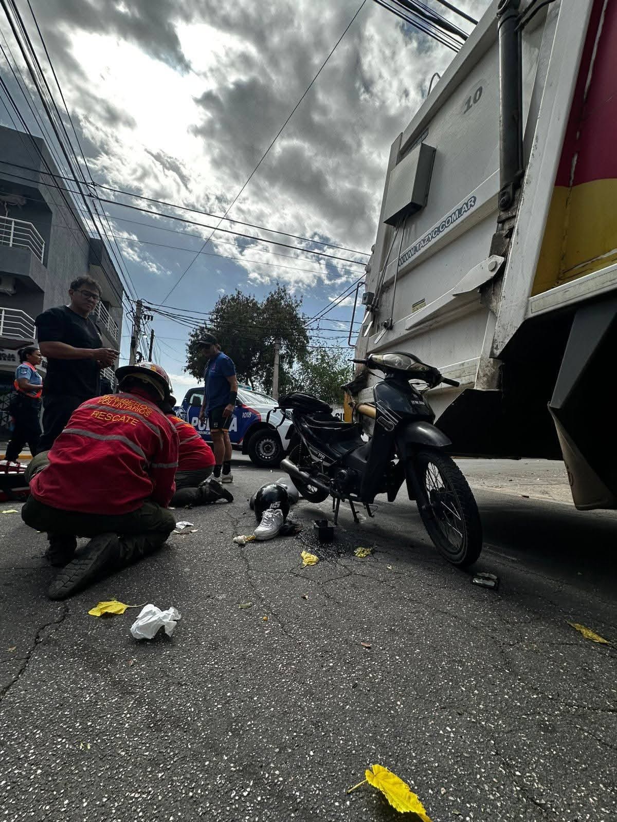 UN MENOR CHOCÓ CONTRA UN CAMIÓN MUNICIPAL Y SUFRIÓ FRACTURAS