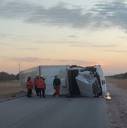 UN CAMIÓN VOLCÓ POR RUTA 5 Y HUBO UN HERIDO 
