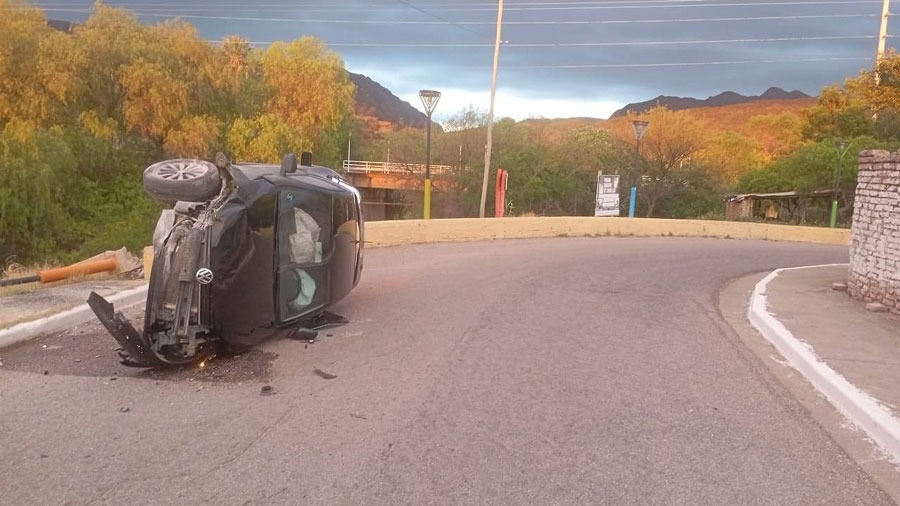 SE ESTRELLÓ CONTRA UN MURO, VOLCÓ Y RESULTÓ ILESO