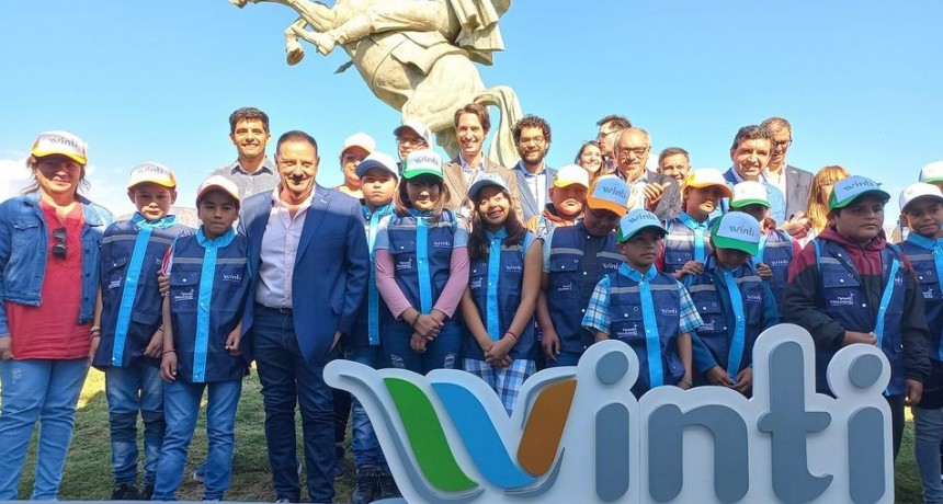 ALUMNOS DE 6° GRADO DE POTRERO GRANDE (VINCHINA) VISITAN EL PARQUE EÓLICO 