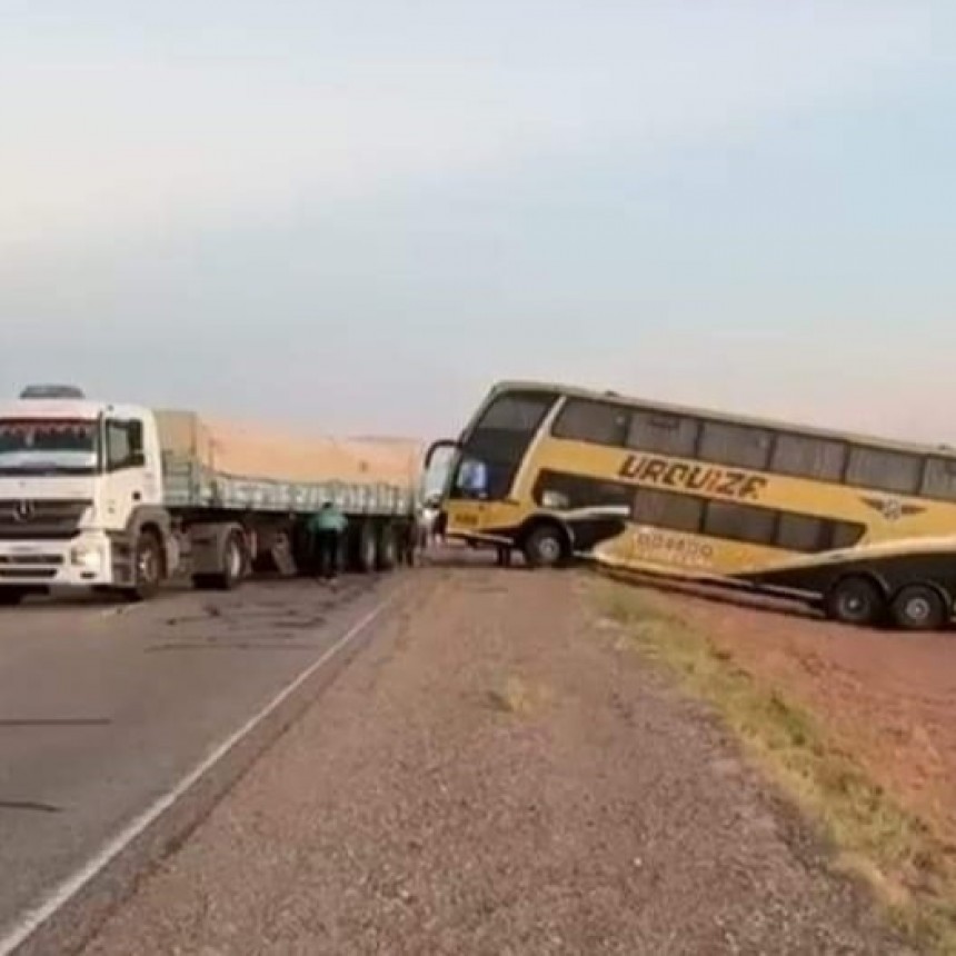 UN COLECTIVO DE LA EMPRESA URQUIZA SE HUNDIÓ EN LA BANQUINA 