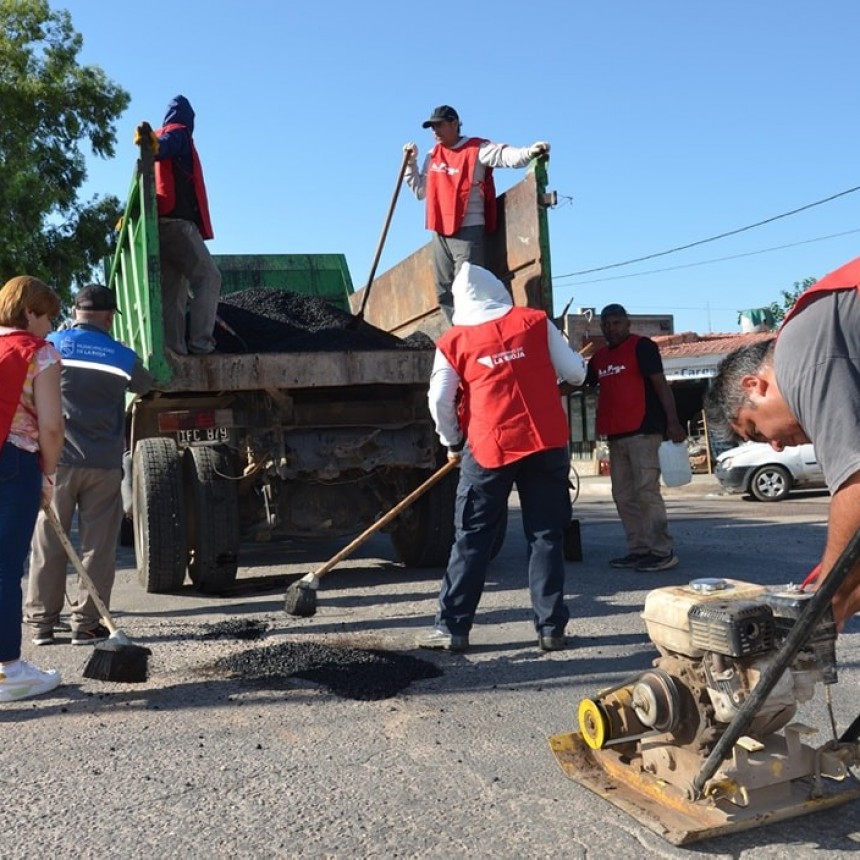 EL MUNICIPIO TRABAJA: EL PLAN BACHEO AVANZA EN LA ZONA ESTE