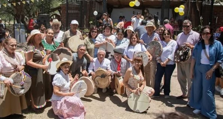 EL INTENDENTE ENCABEZÓ EL ACTO POR LAS VISPERAS DEL NIÑO DIOS EN LA PLAZA DEL PESEBRE 